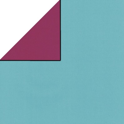 Geschenkpaper vorne uni hellblauw, hinten uni cerise rosa auf geripptes mattes starkes Papier.
 