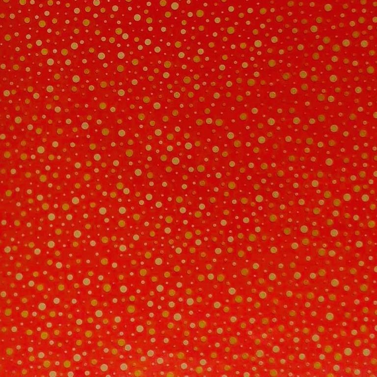 Geschenkpapier mit spiegelnd glänzenden Goldpunkten auf einem tief mattroten Hintergrund.
 