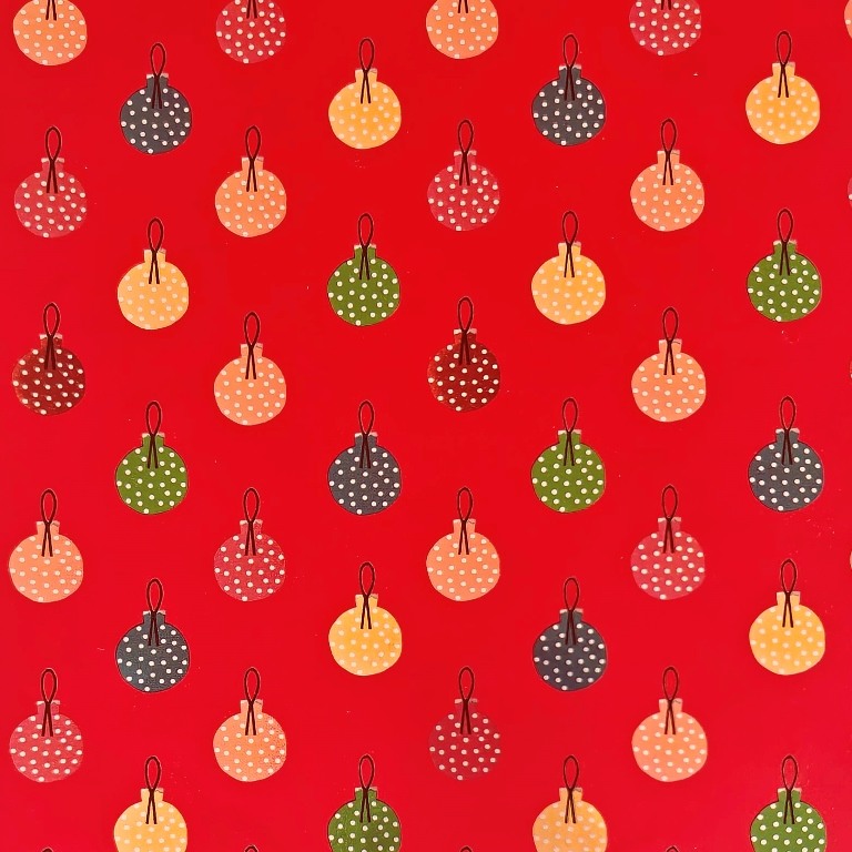 Geschenkpapier mit mattrotem Hintergrund und bunten metallischen Weihnachtskugeln auf metallisiertem Papier.
 